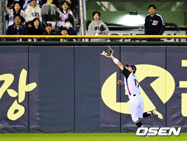 [OSEN=잠실, 조은정 기자]11일 오후 서울 송파구 잠실야구장에서 ‘2025 신한 SOL Bank KBO리그’ LG 트윈스와 두산 베어스의 경기가 열렸다.홈팀 LG는 송승기, 방문팀 두산은 최원준을 선발로 내세웠다.6회초 2사 1,2루 LG 중견수 박해민이 두산 추재현의 중견수 플라이에 좋은 수비를 선보이고 있다. 2025.04.11 /cej@osen.co.kr