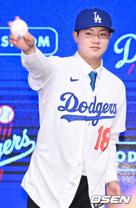 [OSEN=민경훈 기자] 14일 오후 서울드래곤시티호텔 그랜드볼룸 한라에서 장현석 LA 다저스 입단식이 열렸다.항저우 아시안게임 야구 대표팀의 유일한 아마추어 선수인 마산 용마고등학교 투수 장현석이 지난 8일 LA 다저스와 계약금 90만 달러(약 11억 8000만 원) 규모의 계약을 체결했다. 장현석이 유니폼을 입고 포토타임을 갖고 있다. 2023.08.11 /rumi@osen.co.kr