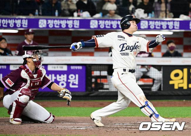 [OSEN=대전, 지형준 기자] 11일 오후 대전 한화생명볼파크에서 2025 신한 SOL Bank KBO리그 한화 이글스와 키움 히어로즈의 경기가 열렸다.이날 한화는 류현진, 키움은 김윤하를 선발로 내세웠다.7회말 무사에서 한화 문현빈이 우월 솔로포를 날리고 있다. 2025.04.11 / jpnews@osen.co.kr