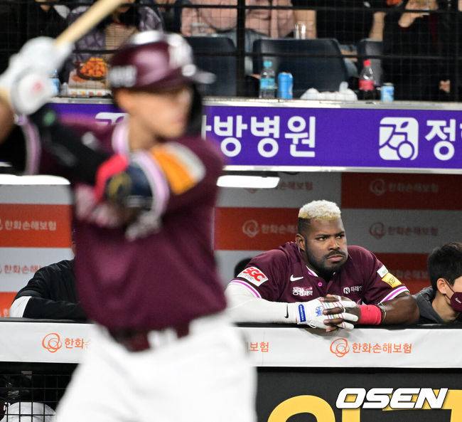 [OSEN=대전, 지형준 기자] 11일 오후 대전 한화생명볼파크에서 2025 신한 SOL Bank KBO리그 한화 이글스와 키움 히어로즈의 경기가 열렸다.이날 한화는 류현진, 키움은 김윤하를 선발로 내세웠다.5회초 키움 푸이그가 한화 류현진을 바라보고 있다. 2025.04.11 / jpnews@osen.co.kr