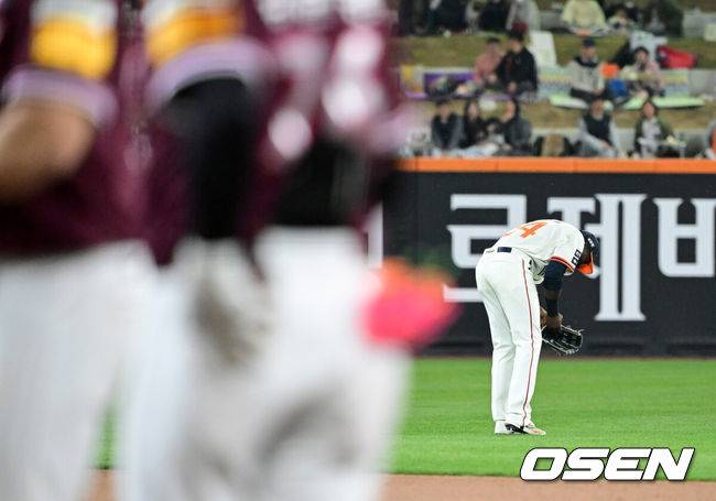 [OSEN=대전, 지형준 기자] 11일 오후 대전 한화생명볼파크에서 2025 신한 SOL Bank KBO리그 한화 이글스와 키움 히어로즈의 경기가 열렸다.이날 한화는 류현진, 키움은 김윤하를 선발로 내세웠다.7회초 2사 1루에서 한화 플로리얼이 키움 전태현의 중견수 플라이 타구를 놓치며 아쉬워하고 있다. 2025.04.11 / jpnews@osen.co.kr