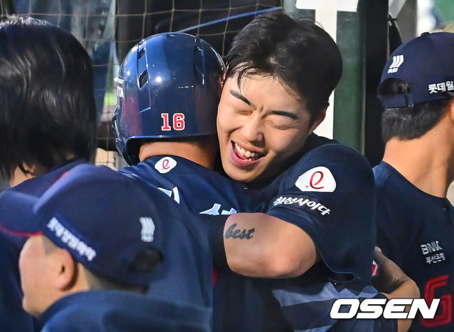 [OSEN=부산, 이석우 기자] 11일 부산 사직야구장에서 2025 신한 SOL 뱅크 KBO 리그 롯데 자이언츠와 NC 다이노스의 경기가 열린다. 주말 3연전 동안 NC 다이노스가 창원NC파크 대신 사직야구장을 홈구장으로 사용한다. 홈팀 NC는 김태경, 방문팀 롯데는 박세웅이 선발 출전 했다.롯데 자이언츠 고승민이 1회초 2사 3루 유강남의 적시타때 득점을 올린 김민성과 포옹하고 있다. 2025.04.11 / foto0307@osen.co.kr