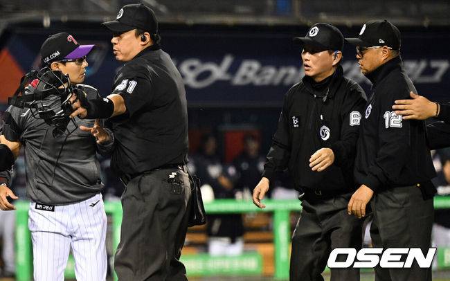 [OSEN=잠실, 조은정 기자]11일 오후 서울 송파구 잠실야구장에서 ‘2025 신한 SOL Bank KBO리그’ LG 트윈스와 두산 베어스의 경기가 열렸다.LG가 1-2로 뒤진 5회말 공격. 선두타자 문성주가 좌전 안타로 출루했다. 송찬의는 좌익수 뜬공 아웃, 1사 1루에서 이주헌이 때린 타구는 3루 선상 강습 타구였다. 3루수 강승호가 다이빙캐치로 잡으려다 공이 글러브에 들어갔다 빠졌다. 3루수 강승호가 재빨리 잡아 2루로 던져서 아웃이 됐다.1루주자 문성주는 직선타 아웃이 되는 줄 알고 멈짓 멈짓 하다가 1루 베이스로 돌아왔다. 타자주자 이주헌도 1루 베이스를 밟았다. 두산은 2루수가 1루수에게 던져 1루 베이스에 모인 문성주와 이주헌을 번갈아 태그했다. 이후 심판의 볼데드 선언으로 2사 1루가 됐다. 문성주 아웃. 이주헌은 땅볼로 출루.LG 염경엽 감독이 이영재 1루심에게 강하게 어필하고 있다. 2025.04.11 /cej@osen.co.kr