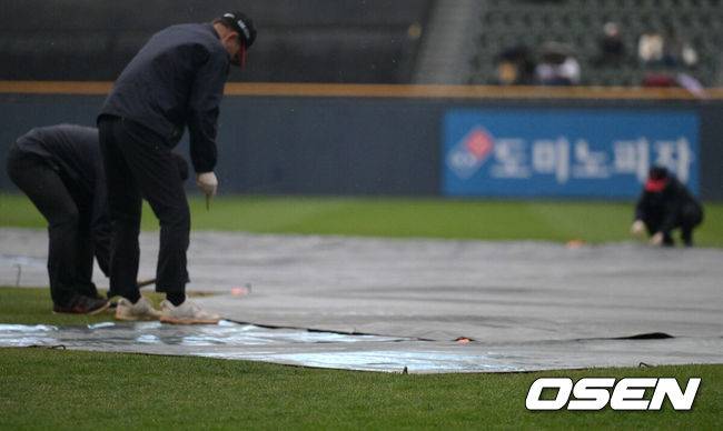 [OSEN=잠실, 조은정 기자]12일 오후 서울 송파구 잠실야구장에서 ‘2025 신한 SOL Bank KBO리그’ LG 트윈스와 두산 베어스의 경기가 열린다.홈팀 LG는 치리노스, 방문팀 두산은 김유성을 선발로 내세웠다.경기를 앞두고 그라운드에 방수포가 덮이고 있다. 2025.04.12 /cej@osen.co.kr