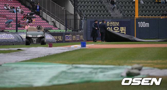 [OSEN=잠실, 조은정 기자]12일 오후 서울 송파구 잠실야구장에서 ‘2025 신한 SOL Bank KBO리그’ LG 트윈스와 두산 베어스의 경기가 열린다.홈팀 LG는 치리노스, 방문팀 두산은 김유성을 선발로 내세웠다.경기를 앞두고 그라운드에 방수포가 덮이고 있다. 2025.04.12 /cej@osen.co.kr