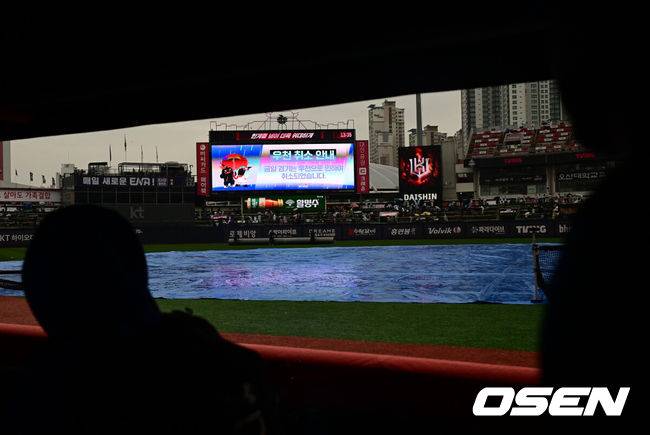 [OSEN=수원, 김성락 기자] 12일 오후 수원 KT위즈파크에서 열릴 예정이던 ‘2025 신한 SOL Bank KBO리그’ KT 위즈와 삼성 라이온즈의 경기가 갑작스러운 강우로 취소됐다. 이날 수원KT위즈파크는 경기 시작 1시간 전부터 강우가 쏟아졌고 경기 시작 20분 전부터 더 강하게 쏟아지는 비에 경기 취소 결정을 내려졌다.경기 시작에 앞서 KT 이강철 감독, 삼성 강민호가 인사를 나누고 있다.  2025.04.12 / ksl0919@osen.co.kr