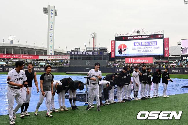 [OSEN=수원, 김성락 기자] 12일 오후 수원 KT위즈파크에서 열릴 예정이던 ‘2025 신한 SOL Bank KBO리그’ KT 위즈와 삼성 라이온즈의 경기가 갑작스러운 강우로 취소됐다. 이날 수원KT위즈파크는 경기 시작 1시간 전부터 강우가 쏟아졌고 경기 시작 20분 전부터 더 강하게 쏟아지는 비에 경기 취소 결정이 내려졌다.KT 위즈 선수들이 관중에게 인사를 하고 있다.2025.04.12 / ksl0919@osen.co.kr