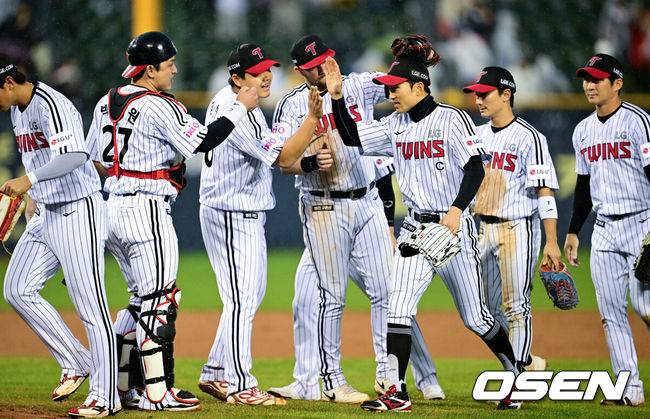 [OSEN=잠실, 조은정 기자]프로야구 LG 트윈스가 3연승을 달렸다.&nbsp;두산 베어스는 4연패에 빠졌다.&nbsp;LG는 12일 서울 잠실구장에서 열린 2025 KBO리그 두산과 시즌 2차전 대결에서 4-0으로 승리했다.&nbsp;LG가 감독과 승리를 기뻐하고 있다. 2025.04.12 /cej@osen.co.kr
