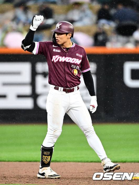 OSEN=대전, 지형준 기자] 12일 오후 대전 한화생명볼파크에서 2025 신한 SOL Bank KBO리그 한화 이글스와 키움 히어로즈의 경기가 열렸다.이날 한화는 엄상백, 키움은 정현우를 선발로 내세웠다.4회초 무사 1,2루에서 키움 송성문이 1타점 적시 2루타를 날리며 기뻐하고 있다. 2025.04.12 / jpnews@osen.co.kr