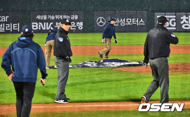 [OSEN=부산, 이석우 기자] 12일 부산 사직야구장에서 2025 신한 SOL 뱅크 KBO 리그 롯데 자이언츠와 NC 다이노스의 경기가 열렸다. 주말 3연전 동안 NC 다이노스가 창원NC파크 대신 사직야구장을 홈구장으로 사용한다. 홈팀 NC는 신민혁, 방문팀 롯데는 데이비슨이 선발 출전했다.사직야구장에 많은 비가 내리자 관계자들이 마운드에 방수포를 덮고 있다. 2025.04.12 / foto0307@osen.co.kr