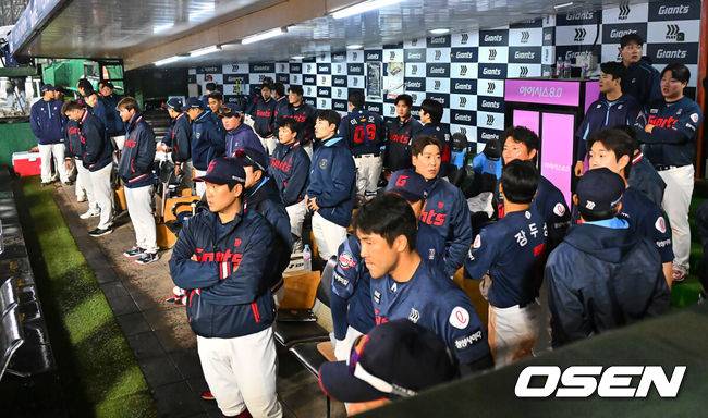 [OSEN=부산, 이석우 기자] 12일 부산 사직야구장에서 2025 신한 SOL 뱅크 KBO 리그 롯데 자이언츠와 NC 다이노스의 경기가 열렸다. 주말 3연전 동안 NC 다이노스가 창원NC파크 대신 사직야구장을 홈구장으로 사용한다. 홈팀 NC는 신민혁, 방문팀 롯데는 데이비슨이 선발 출전했다.롯데 자이언츠 선수들이 비가 내리는 동안 더그아웃에서 대기하고 있다. 2025.04.12 / foto0307@osen.co.kr