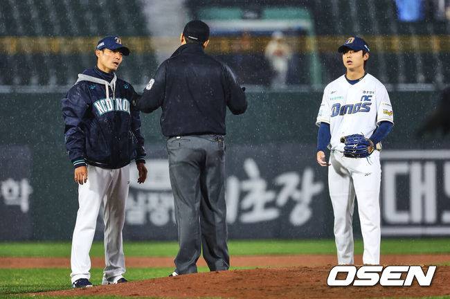 [OSEN=부산, 이석우 기자] 12일 부산 사직야구장에서 2025 신한 SOL 뱅크 KBO 리그 롯데 자이언츠와 NC 다이노스의 경기가 열렸다. 주말 3연전 동안 NC 다이노스가 창원NC파크 대신 사직야구장을 홈구장으로 사용한다. 홈팀 NC는 신민혁, 방문팀 롯데는 데이비슨이 선발 출전했다.NC 다이노스 이용훈 코치가 경기 재개 후 곧바로 중지하자 심판에게 어필하고 있다. 2025.04.12 / foto0307@osen.co.kr