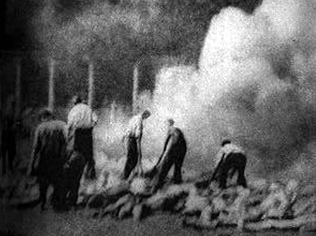 ▲ 아우슈비츠 수용소의 시신 소각 모습. 1944년 8월 그곳에서 일하던 존더코만드(특수작업반원)이 몰래 찍은 4장의 사진 가운데 하나다. ⓒ위키미디어