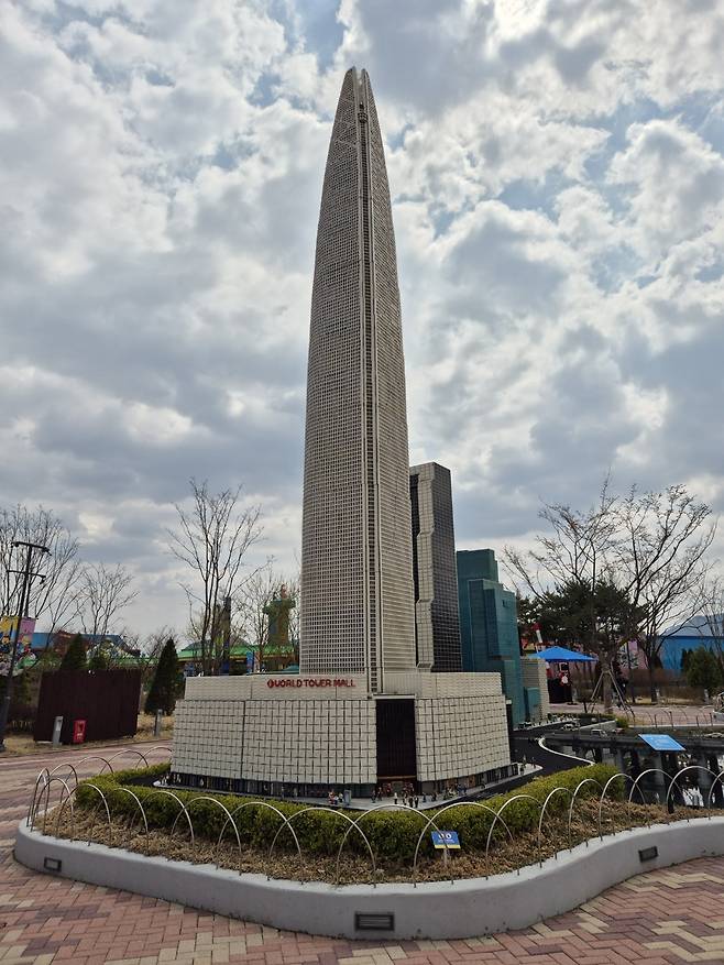 지난 10일 강원특별자치도 춘천시 레고랜드 코리아 리조트 ‘미니랜드’ 구역에서 롯데타워를 본뜬 건물 약 3층 높이의 레고 피규어가 눈에 띈다. 김동환 기자