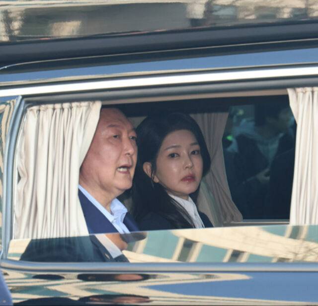 윤석열 전 대통령과 김건희 여사가 지난 11일&nbsp;서울 용산구 한남동 대통령 관저를 떠나고 있다. 뉴시스