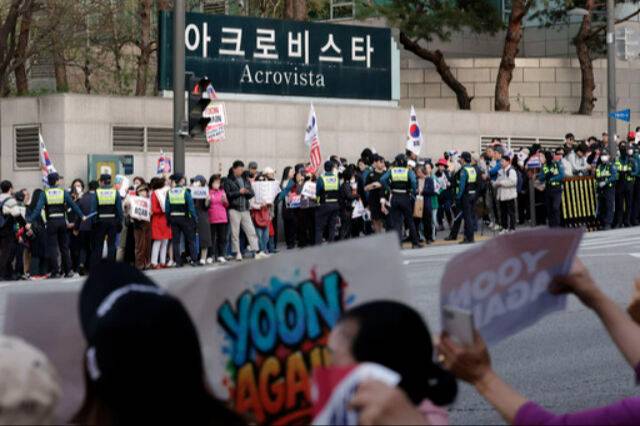 윤석열 전 대통령이 사저로 돌아간 11일&nbsp;서울 서초구 사저 앞에 모인 지지자들이&nbsp;“윤 어게인” 등을 연호하고 있다. 뉴시스