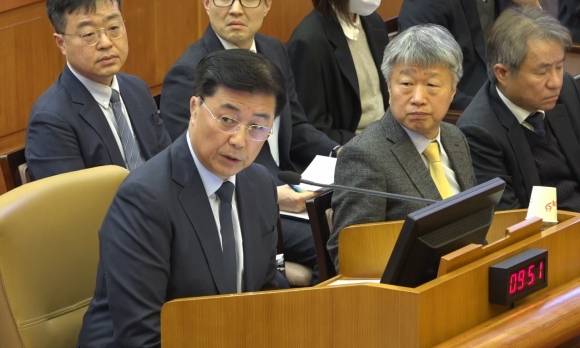 홍장원(왼쪽) 전 국가정보원 1차장이 지난 2월 4일 서울 종로구 헌법재판소에서 열린 윤석열 전 대통령 탄핵심판 5차 변론기일에 증인으로 출석해 발언하고 있다.  헌법재판소 제공