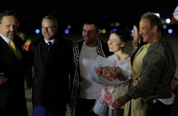 지난 10일 크세니아 카렐리나(33)가 메릴랜드주 앤드루스 공군기지에 도착해 가족과 미 당국자들의 축하를 받고있다. 로이터 연합뉴스