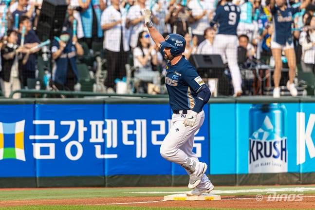 NC 맷 데이비슨의 뒤로 부산 원정 응원을 온 팬들이 위치하고 있다. /사진=NC 다이노스 제공