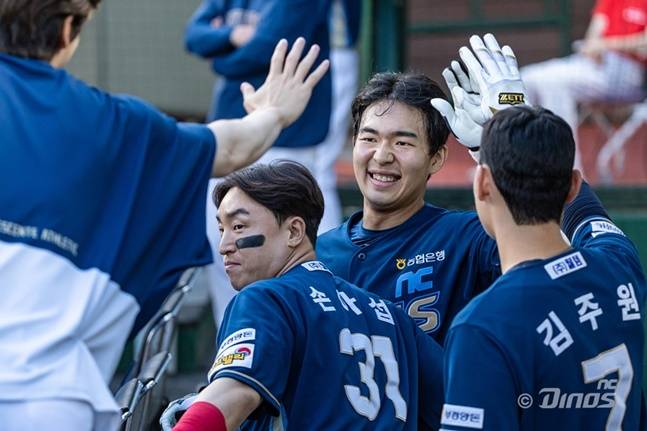 지난해 부산 사직야구장에서 3루 더그아웃을 사용한 NC 선수들. /사진=NC 다이노스 제공