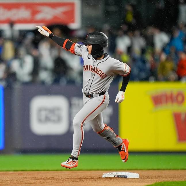 홈런 후 세리머니를 하며 베이스를 돌고 있는 이정후. /사진=샌프란시스코 자이언츠 공식 SNS