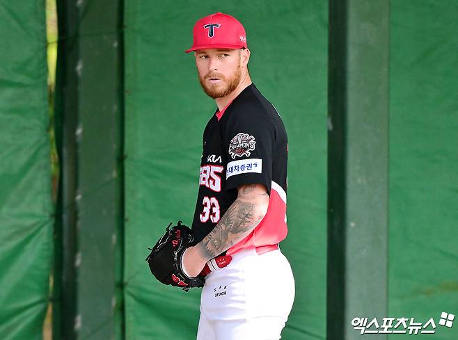 27일 오후 일본 오키나와 킨 구장에서 열리는 LG 트윈스와 KIA 타이거즈의 연습경기, KIA 올러가 불펜 피칭을 하고 있다. 엑스포츠뉴스 DB