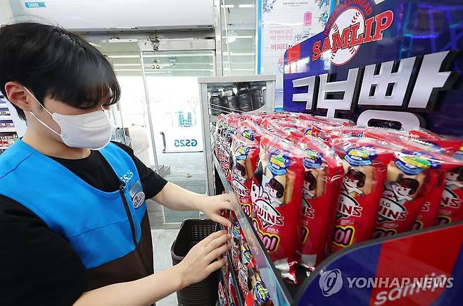 삼립 크보빵 인기 열풍, 사흘 만에 100만개 판매 (서울=연합뉴스) 김도훈 기자 = 지난달 24일 서울 송파구 잠실야구장 내 GS25 편의점에서 관계자가 크보(KBO)빵을 정리하고 있다.
    SPC삼립과 '한국야구위원회'(KBO)가 협업해 지난달 20일 출시한 '크보빵'은 3일 만에 100만봉이 판매됐다. 2025.4.12 superdoo82@yna.co.kr