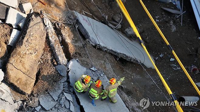 광명 신안산선 공사장 지하 붕괴사고 수색작업 (광명=연합뉴스) 홍기원 기자 = 지난 11일 경기도 광명시 일직동 신안산선 공사 현장에서 붕괴 사고가 발생해 구조대원들이 사고현장을 살펴보며 수색작업을 하고 있다. 2025.4.11 xanadu@yna.co.kr