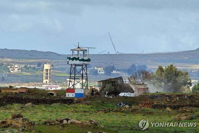 골란고원에 진입한 이스라엘군 장갑불도저가 시리아군 초소를 파괴하는 모습 [AFP 연합뉴스 자료사진. 재판매 및 DB 금지]