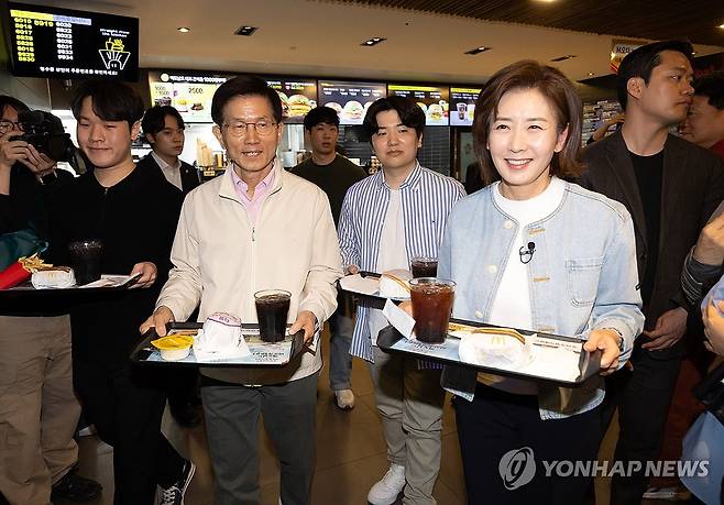 김문수-나경원 함께 (서울=연합뉴스) 서명곤 기자 = 대선 출마를 선언한 김문수 전 고용노동부 장관과 국민의힘 나경원 의원이 12일 서울 동작구 중앙대학교 내 패스트푸드 음식점에서 청년 간담회를 열기 앞서 주문한 음식을 들고 자리로 향하고 있다. 2025.4.12 [공동취재] seephoto@yna.co.kr