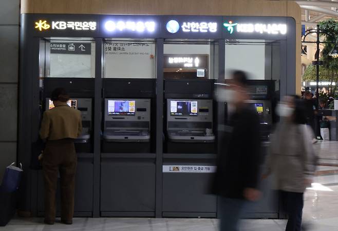 지난 3월 26일 서울 시내에 설치된 4대 은행 현금인출기(ATM). 자료사진=연합뉴스