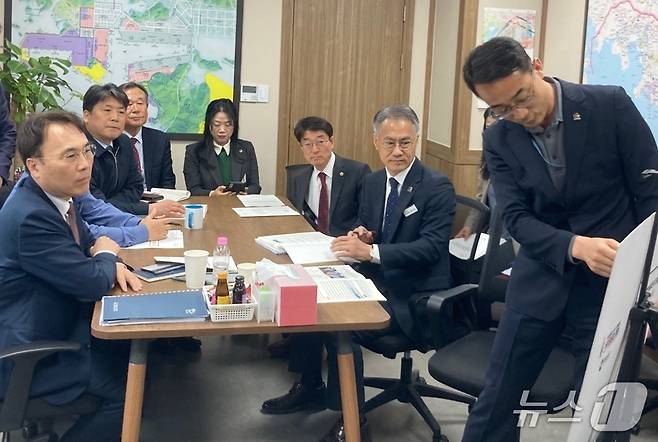 경남도가 지난 12일 이종욱 국회의원과 진해신항 항만배후단지 신속개발 사업을 논의하고 있다.