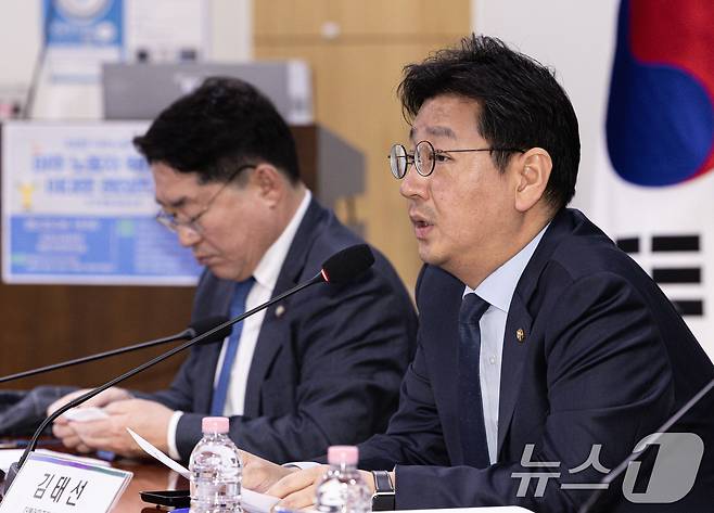 김태선 더불어민주당 의원이 4일 오후 서울 여의도 국회 의원회관에서 민주당 을지로위원회 주최로 열린 '이주 노동자 확대 정책 이대로 괜찮은가?' 정책 토론회에서 축사를 하고 있다. 2025.3.4/뉴스1 ⓒ News1 이재명 기자