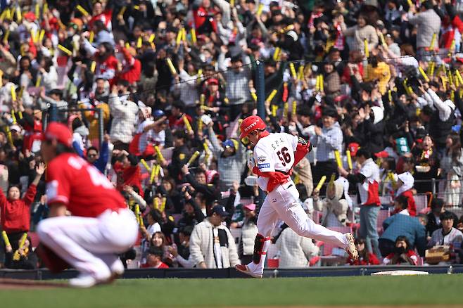 홈런 치고 기뻐하는 KIA 타이거즈 오선우. (KIA 타이거즈 제공)