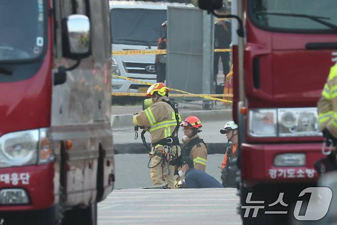 11일 오후 경기 광명시 일직동 양지사거리 부근 신안산선 제5-2공구 현장 일부 구간이 붕괴돼 소방대원들이 구조 활동을 펼치고 있다. 2025.4.11/뉴스1 ⓒ News1 김영운 기자