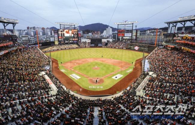 28일 대전 한화생명볼파크에서 열린 KIA-한화전. 신구장 개막전에 만원 관중이 경기를 지켜보고 있다. 대전=정재근 기자 cjg@sportschosun.com/2025.3.28/