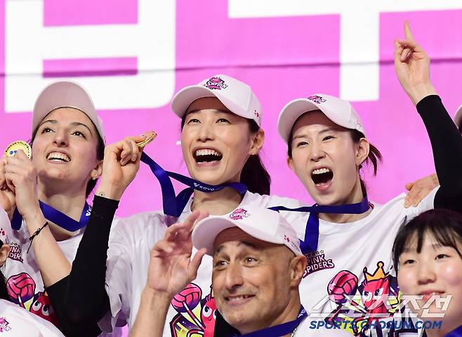 8일 인천 삼산월드체육관에서 배구 V리그 여자부 챔피언결정전 5차전. 흥국생명이 정관장에 승리하며 우승을 차지했다. 우승의 기쁨을 나누고 있는 흥국생명 선수들. 인천=송정헌 기자songs@sportschosun.com/2025.04.08/