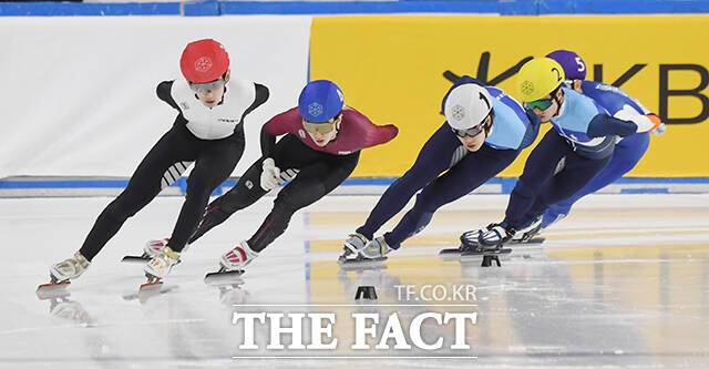 뒤에서 역전을 노리는 이정민(노란 헬멧).