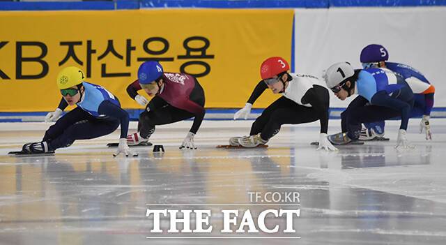 빈틈이 보이자 바로 선두를 차지하는 이정민.