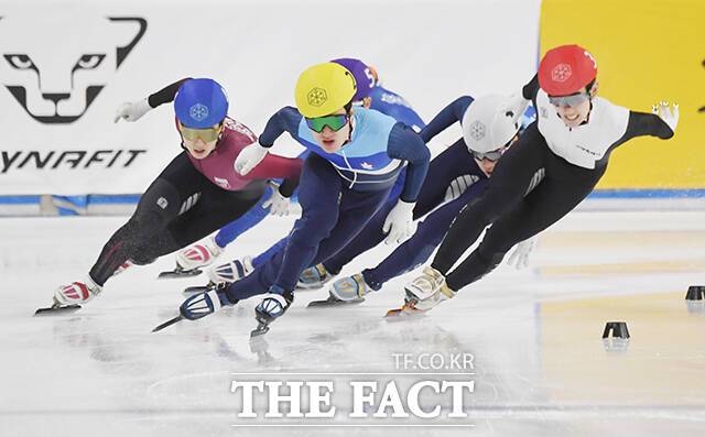 선두가 바뀌자 역주하는 선수들.