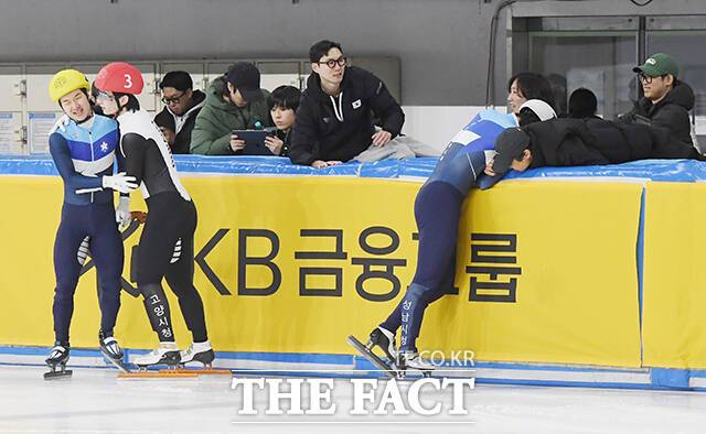 홍경환 선수(빨간헬멧)가 이정민 선수의 1등을 축하하고 있다.