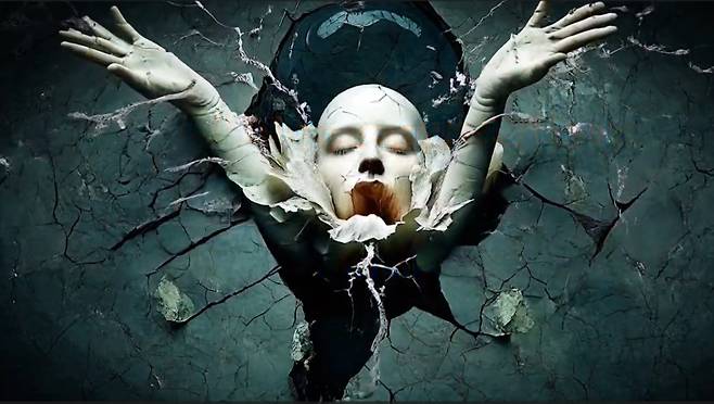 이병호 작가가 AI로 제작한 디지털 시대에 인간의 정체성을 질문하는 2분 14초 길이의 영상 중 첫 장면으로 대머리의 여성이 알 속으로 들어가는 모습이 사실적으로 표현되어 있다.