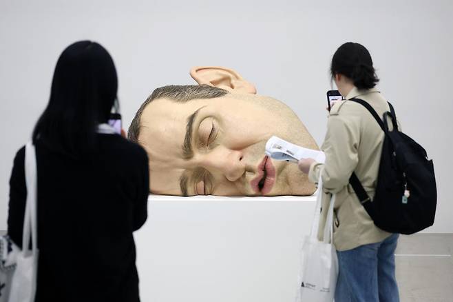 10일 서울 종로구 삼청로 국립현대미술관 서울에서 열린 현대 조각의 세계적 거장 ‘론 뮤익’ 개인전 언론공개회에  ‘마스크 II’(2002)가 전시되어 있다. 2025.4.10. 뉴스1