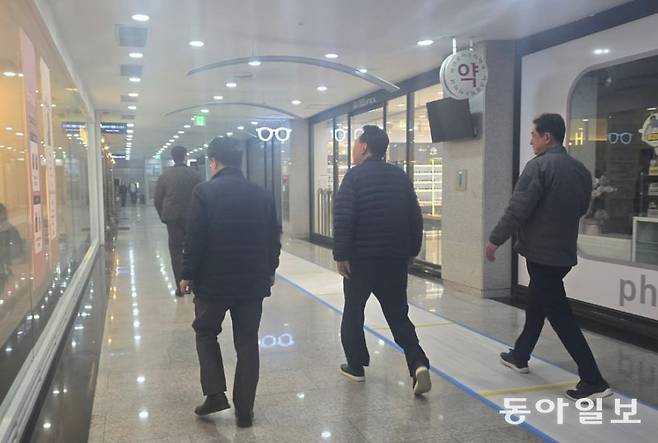 13일 오후 7시경 윤석열 전 대통령(오른쪽에서 두 번째)이 경호원들과 함께 서울 서초구 아크로비스타 지하상가를 걸어가고 있다. 11일 사저 복귀 이후 처음 외부에 모습을 드러낸 윤 전 대통령은 지하상가의 한 갤러리로 들어갔다. 경호원들은 취재진의 사진 촬영을 제지하기도 했다. 소설희 기자 facthee@donga.com