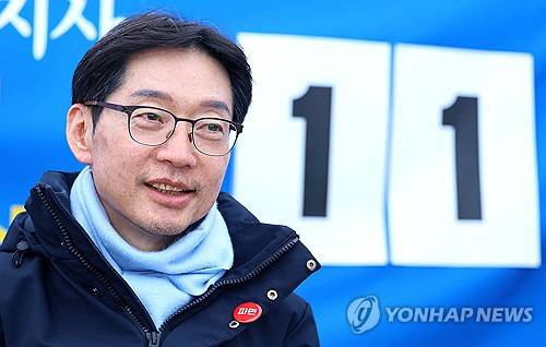 윤석열 대통령 파면 촉구 단식 중인 김경수 전 경남도지사가 단식 11일 차인 19일 서울 광화문 앞 농성장에서 농성장을 방문한 지인과 이야기를 나누고 있다. 연합뉴스