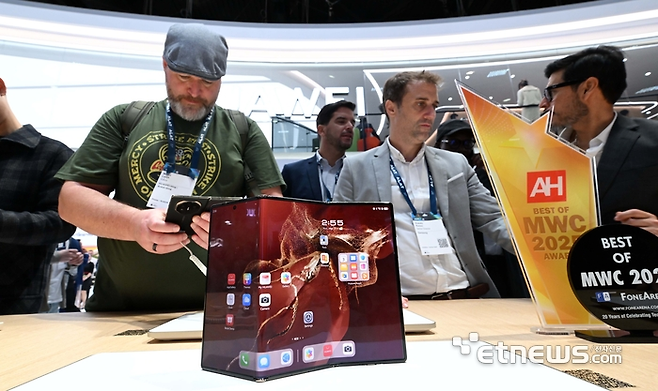 세계 최대 이동통신 박람회 MWC25 화웨이 부스에서 관람객이 트리폴드 스마트폰 메이트XT를 체험하고 있다. 바르셀로나(스페인)=김민수기자 mskim@etnews.com