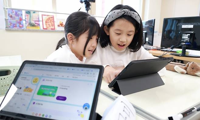 지난 10일 대구 달성군 가창면 용계초등학교에서 열린 인공지능디지털교과서(AIDT) 공개수업에서 4학년 3반 학생들이 AIDT를 활용해 영어 발음 연습을 하고 있다. [교육부 제공]