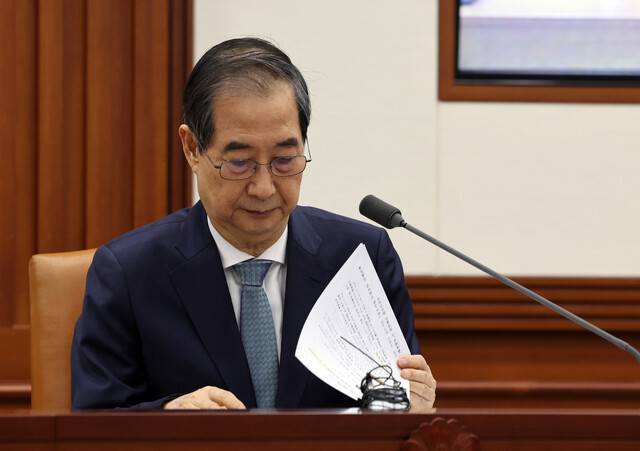 한덕수 대통령 권한대행 겸 국무총리가 지난 10일 오전 서울 종로구 정부서울청사에서 열린 국정현안관계장관회의에서 머리발언을 마친 뒤 서류를 살펴보고 있다. 김태형 기자 xogud555@hani.co.kr