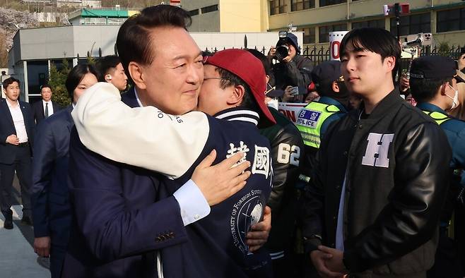 윤석열 전 대통령이 11일 오후 서울 용산구 한남동 대통령 관저를 떠나기 앞서 정문 앞에서 지지자들과 인사를 나누고 있다. 공동취재단