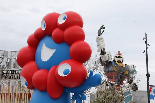 오사카·간사이 만국박람회(오사카 엑스포)가 개막한 13일 엑스포 캐릭터인 \'\'먀쿠먀쿠\'\'와 대형 건담 모형이 보인다. 연합뉴스